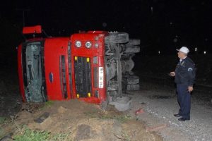 Samsun'da tır devrildi: 1 yaralı