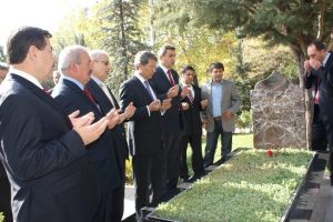 MHP'liler kurultay &ouml;ncesi T&uuml;rkeş'in mezarına akın etti