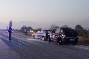 Aracının lastiğini değiştirirken otomobil &ccedil;arpan şahıs &ouml;ld&uuml;