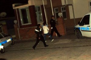 Torununu ve karısını rehin aldı