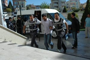 Oğlu ile gelinini tetik&ccedil;iye &ouml;ld&uuml;rtt&uuml;!