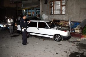 Silahlı saldırganlar polisten ka&ccedil;arken kaza yapınca yakalandı