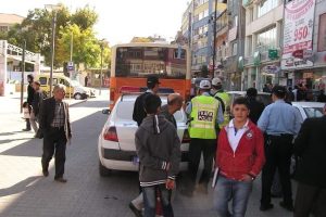 Otob&uuml;s&uuml;n &ccedil;arptığı kadın yaralandı