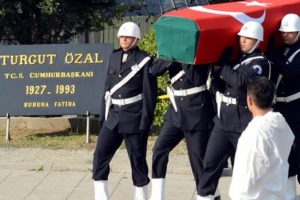 &Ouml;zal'ın naaşında aşırı miktarda zehir bulgusu var