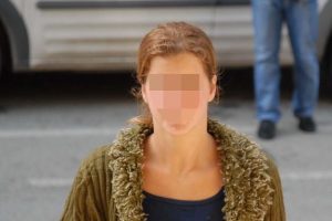 Gen&ccedil; kızlar hırsızlık yapmak isterken yakalandılar
