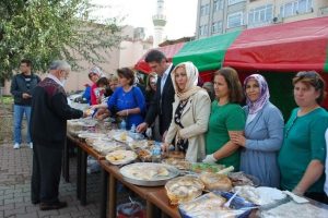 AK Partili kadınlar burs i&ccedil;in kermes a&ccedil;tı