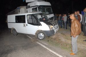 TIR minib&uuml;se &ccedil;arptı: 1 yaralı