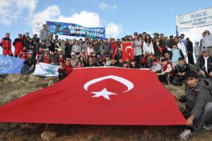 Dev bayrakla Cumhuriyet kutlaması