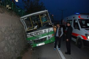 Halk otob&uuml;s&uuml; duvara &ccedil;arptı: 1 yaralı