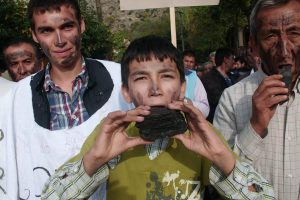 Santral istemeyen k&ouml;yl&uuml;ler, y&uuml;zlerini siyaha boyadı, k&ouml;m&uuml;r yedi