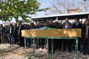 Kardeşinin yanına defnedildi