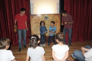 Karag&ouml;z &ccedil;ocuklara sevgi ve saygıyı &ouml;ğretti