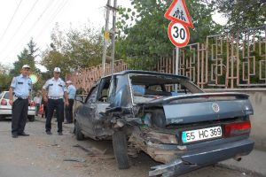 Otomobil 5 araca &ccedil;arptı: 2 yaralı