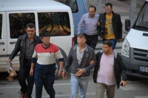 Tamire bırakılan aracı &ccedil;alıp par&ccedil;aladılar