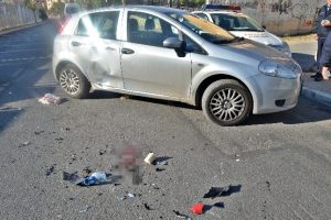 Motosiklet otomobilin altına girdi: 1 yaralı