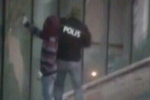 Polis montu giyip saldırdılar