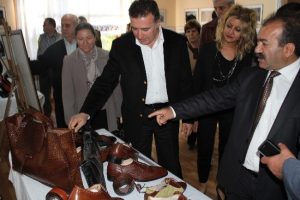 &Uuml;niversite &ouml;ğrencileri, deri &uuml;r&uuml;nleri sergisi a&ccedil;tı
