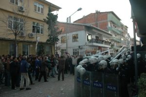Katil zanlısını 3 bin kişinin lincinden polis kurtardı