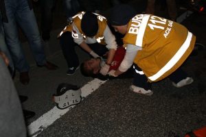 Kırmızıda ge&ccedil;en TIR motosiklete &ccedil;arptı