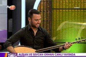 Alişan canlı yayında ilk kez bağlama &ccedil;aldı
