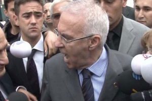 Tutuklu paşa askere b&ouml;yle kızdı