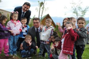 G&uuml;rsu' da &ccedil;am fidanları toprakla buluştu