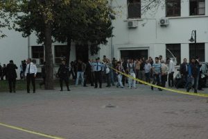 Belediye &ouml;n&uuml;nde silahlı &ccedil;atışma: 4 yaralı