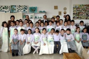 &Ccedil;ocuklar atıklardan kağıt yapmayı &ouml;ğrendi