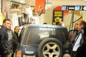 Cipiyle mağazaya girdi!
