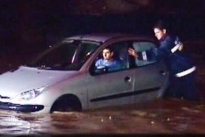 İstanbul'da yağmur yol kapattı