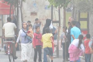 Molotofu b&uuml;y&uuml;kler yakıyor, &ccedil;ocuklar polise atıyor
