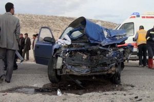 Otomobil minib&uuml;sle &ccedil;arpıştı