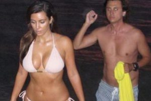Kardashian g&uuml;neşi selamlıyor