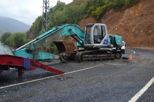 İş makinesi TIR'dan d&uuml;şt&uuml;