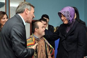 Engelli &ccedil;ocukları ziyaret etti