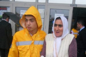 Yolda bayılan kadına otomobil &ccedil;arpıp ka&ccedil;tı