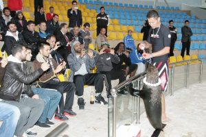 Futbolcu ve basketbolcular foklarla stres attı