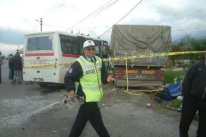 Minib&uuml;s ile kamyon &ccedil;arpıştı: 18 yaralı