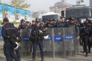 Polis BDP'lilerin y&uuml;r&uuml;mesine izin vermedi