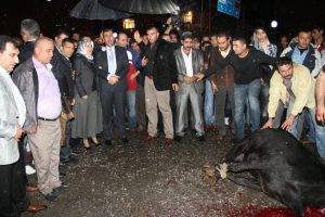 İl&ccedil;e olma sevincini yağmur altında kutladılar