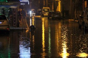 Şiddetli yağış hayatı fel&ccedil; etti
