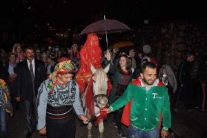 Avrupalı &ouml;ğrenciler kına gecesinde doyasıya eğlendi