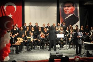 Atat&uuml;rk'&uuml;n sevdiği şarkılar Nil&uuml;fer'de yankılandı