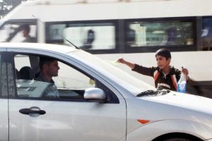 Tehlikeye aldırmadan caddelerde ara&ccedil; camları siliyorlar