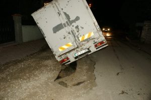 Yol &ccedil;&ouml;k&uuml;nce kamyonet yan yattı