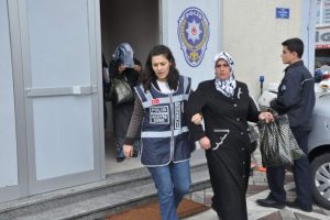 Yaşlı kadının &ccedil;antasını &ccedil;aldılar