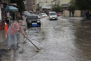 10 dakika yağmur yağdı, yollar g&ouml;le d&ouml;nd&uuml;