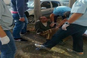Mısırlı g&ouml;&ccedil;meni d&ouml;v&uuml;p zincirle ağaca bağladılar