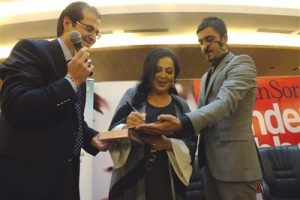 T&uuml;rkan Şoray Malatya'da hayranlarıyla buluştu