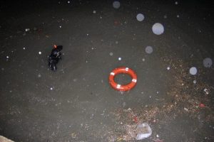 Nehir ortasında mahsur kalan &ccedil;ocuğu polis kurtardı